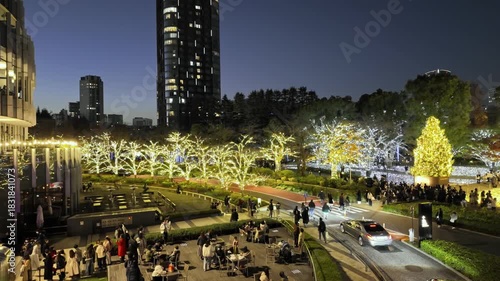 夜の街を彩るイルミネーションとテラス席の風景