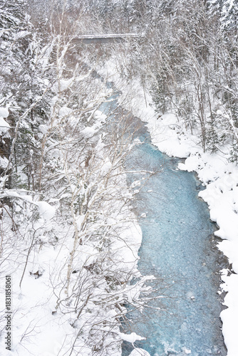 An emerald river that flows even in the snowy winter
