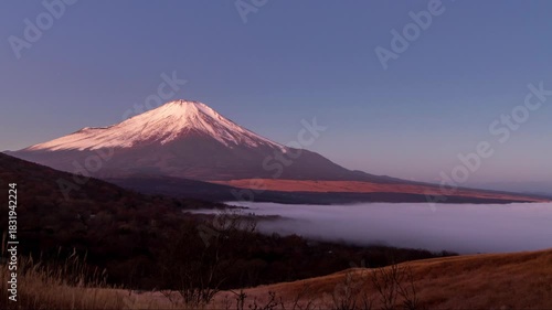 冬の山中湖パノラマ台から山中湖の雲海と紅富士