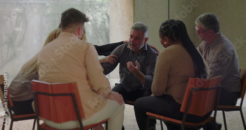 Fotografía Man opens up emotionally during group therapy session, leaning forward while exp