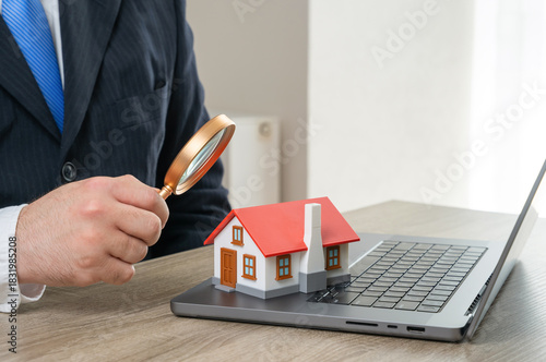 Fotografija An appraiser evaluates a house