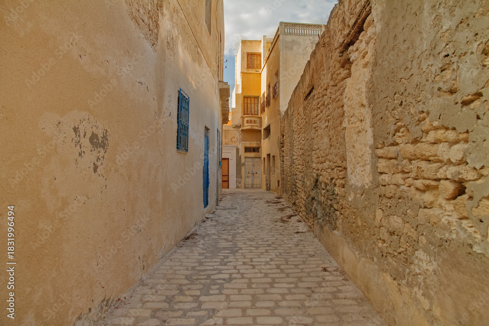 Obraz premium Narrow alleyway in Arabic Mediterranean city