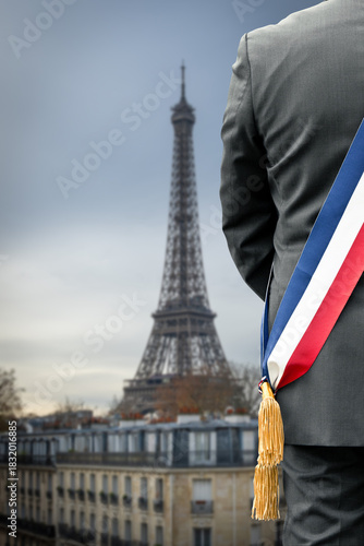 Un maire de dos avec son écharpe d'élu avec la Tour Eiffel en fond.jpg