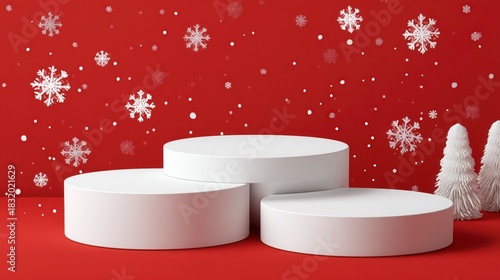 Tres podios de color blanco sobre fondo rojo