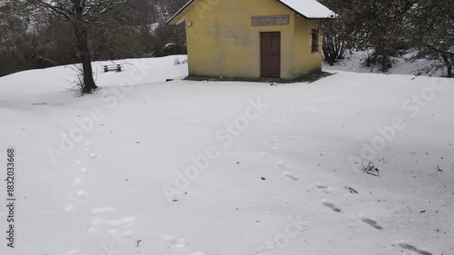 Wallpaper Mural Rifugio di montagna tra la neve Torontodigital.ca