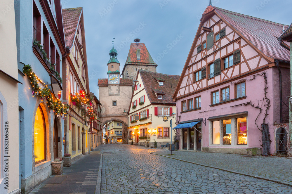 Obraz premium Roeder Arch and Markus Tower in Rothenburg ob der Tauber Germany at dawn with holiday lights