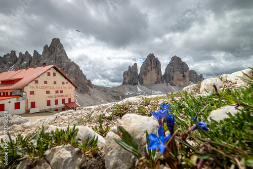 Fotografia Scenic view of the Dreizinnenhütte (Rifugio A