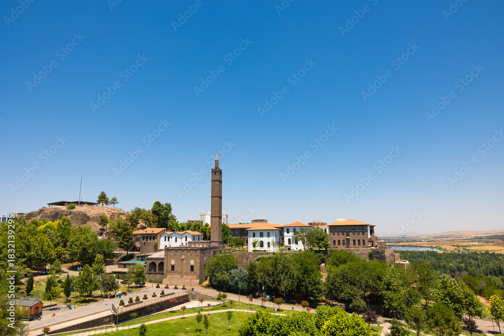 Obraz premium Diyarbakir Museum and Hazreti Suleyman Mosque at daytime