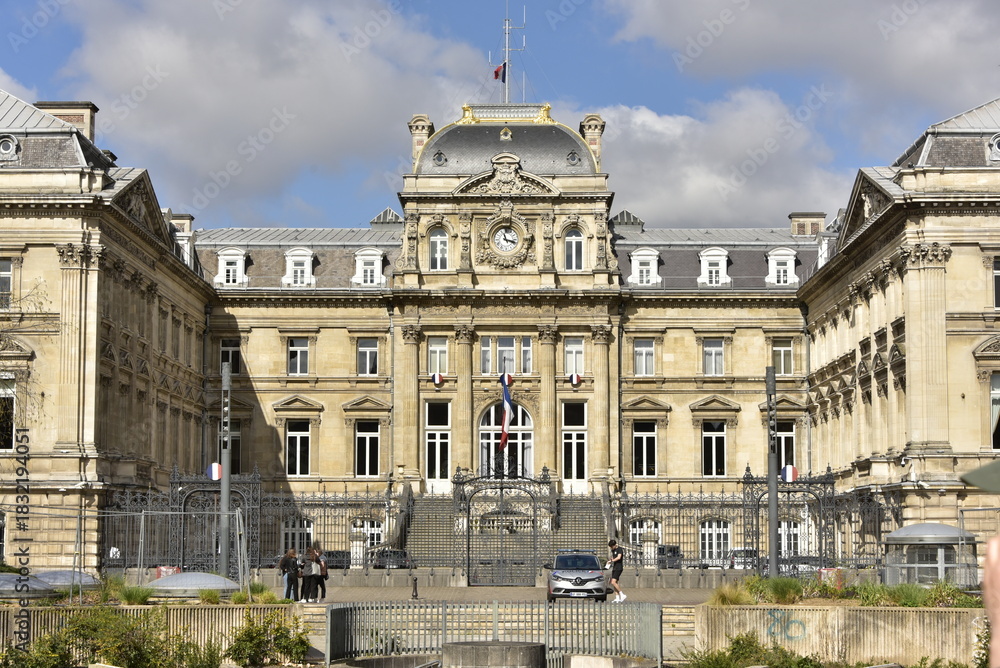 Obraz premium L'immense bâtiment de la Préfecture du Nord à la place de la République à Lille (France) 