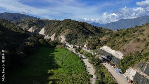 Video aéreo realizado con drone. en el se aprecia la vía a Urabá desde el Municipio de Santa Fe de Antioquia, en cercanías al Río Cauca.