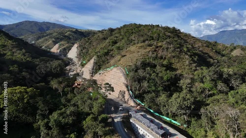 Video aéreo realizado con drone. en el se aprecia la vía a Urabá desde el Municipio de Santa Fe de Antioquia, en cercanías al Río Cauca.