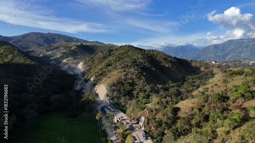 Video aéreo realizado con drone. en el se aprecia la vía a Urabá desde el Municipio de Santa Fe de Antioquia, en cercanías al Río Cauca.