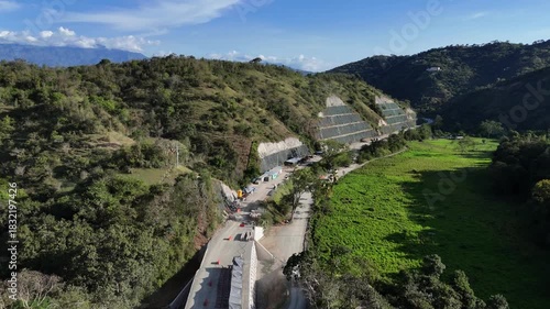 Video aéreo realizado con drone. en el se aprecia la vía a Urabá desde el Municipio de Santa Fe de Antioquia, en cercanías al Río Cauca.