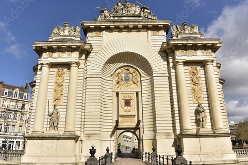 Принти на полотні Architecture imposante de la Porte de Paris à Lille (France)