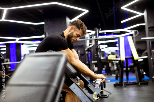 Focused man exercising in m...
