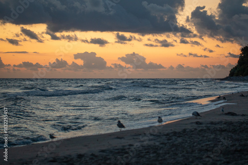 Fototapeta Naklejka Na Ścianę i Meble -  Zachód słońca z widokiem na polskie Morze Bałtyckie. Morze Bałtyckie.