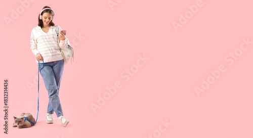 Young woman with cute cat o...