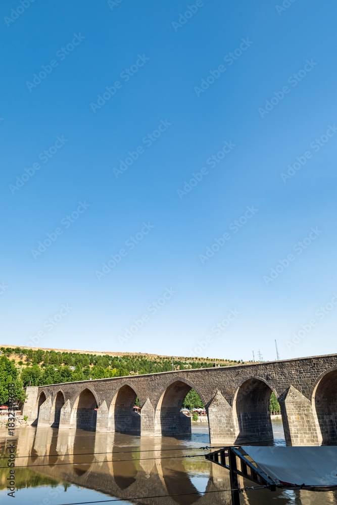 Obraz premium The Dicle Bridge, or On Gozlu Bridge in Turkish. It's a historic bridge in Diyarbakir over the river Tigris in southeastern Turkey