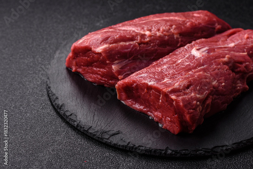Foto Raw meat, fresh beef tenderloin or filet mignon for grilling