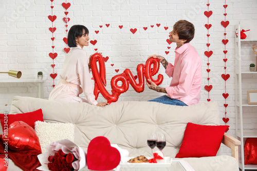 Young couple with air ballo...