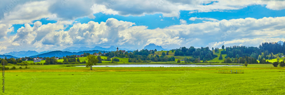 Φωτογραφία Blick auf die schöne Ortschaft “Seeg im Allgäu“ mit dem Seeger See im Vordergrund