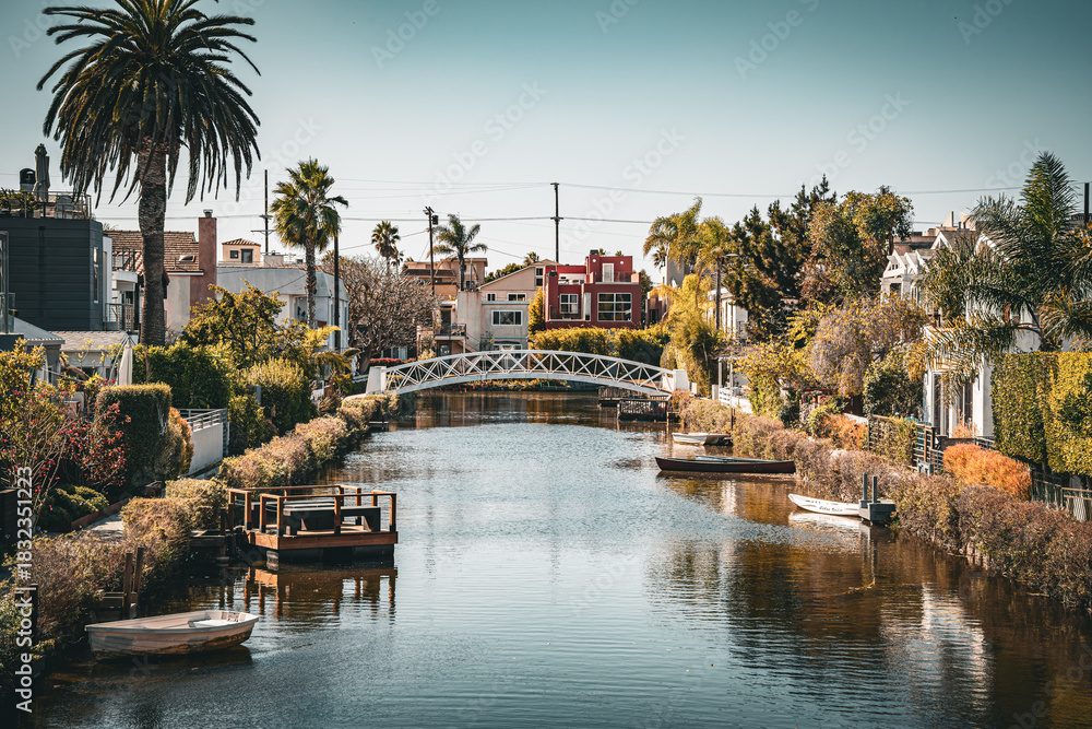 Obraz premium Venice Beach Canals with Footbridge in the Distance – Waterfront View