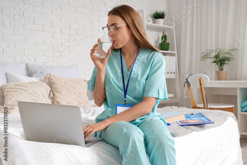 Female medical student stud...