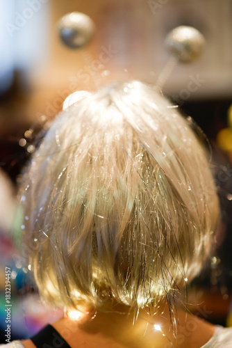 Frau mit glitzernder, leuchtenden Perücke im Karneval