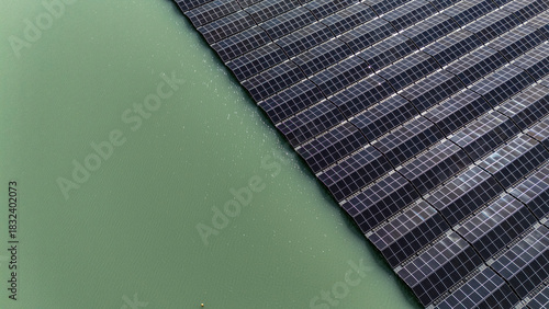 Photos Solaranlage auf einem See
