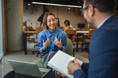 Foto Smiling businesswoman having a job interview in modern office