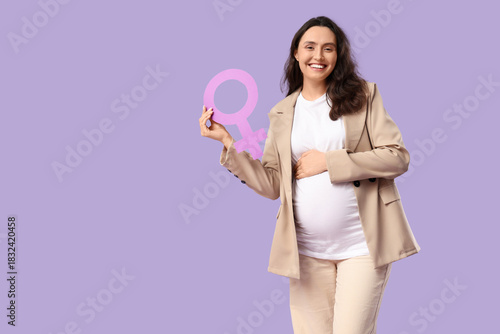 Young pregnant woman with g...