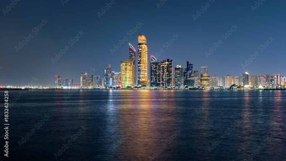 Obraz premium Panoramic Abu Dhabi skyline at night