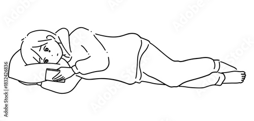 寝ながらスマホを見る女性　線画1