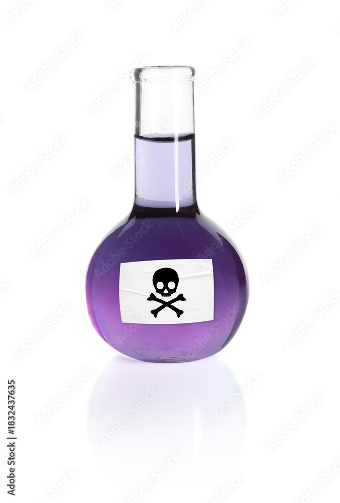 Naklejka premium Poison in flask isolated on white. Laboratory glassware with skull and crossbones label