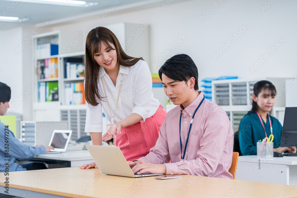 Fototapeta premium オフィスで働くビジネスマン。