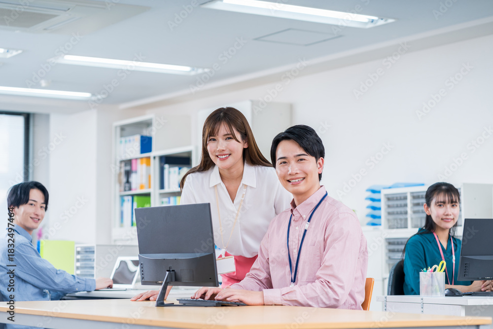 Obraz premium オフィスで働くビジネスマン。