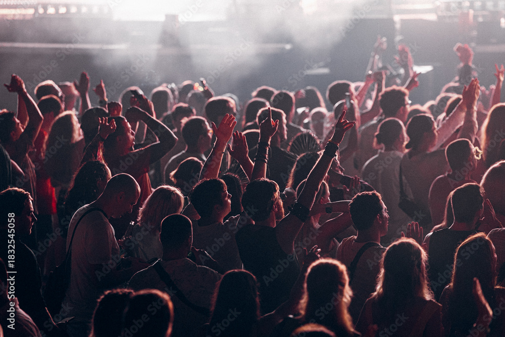 Obraz premium crowd of people dancing at concert 