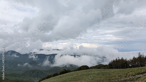 雲がかかった山々