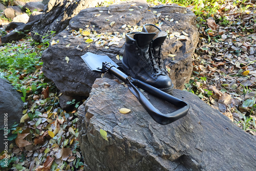 キャンプ道具　ブーツ　シャベル