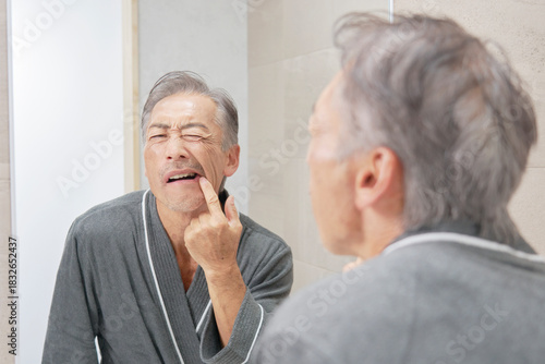 虫歯に悩むシニア男性