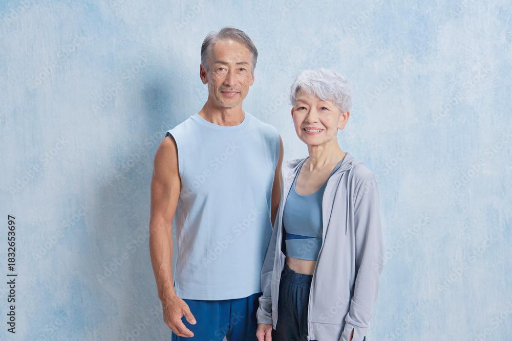 Naklejka premium エクササイズするシニアの男性と女性のポートレート カメラ目線