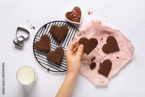 Hand holding heart shaped c...