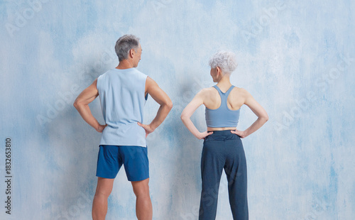 エクササイズするシニアの男性と女性のポートレート　後ろ姿