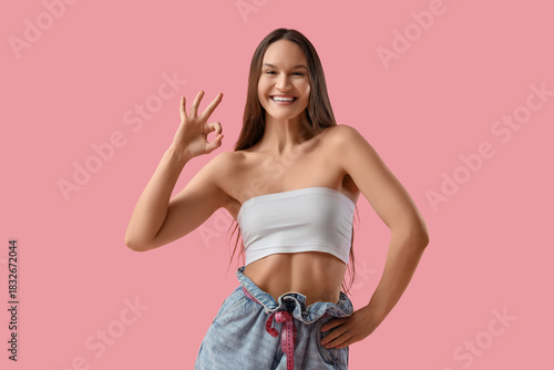 Young woman in loose jeans ...