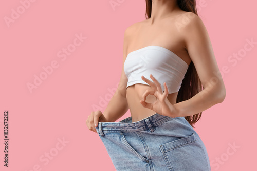 Young woman in loose jeans ...