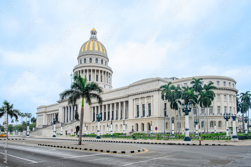Obraz premium The National Capitol of Cuba (El Capitolio), located in Havana.