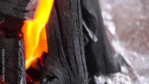 バーベキューでの炭火の火おこし