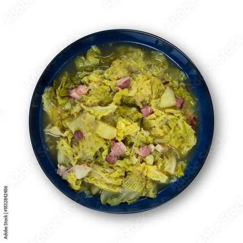 Soupe au chou dans une assiette creuse, vue de dessus - photographie studio sur fond blanc