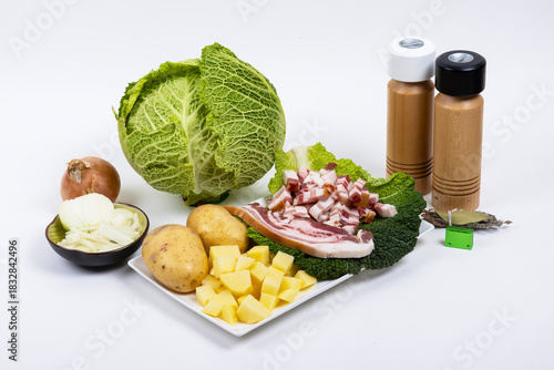 Ingrédients pour réaliser la recette de la soupe au choux - photographie studio sur fond blanc