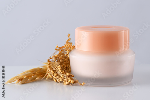 Cosmetic cream jar with collagen